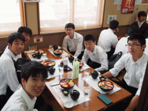 H30 修学旅行 北海道 ４日目➁ 札幌市中央場外市場で朝食を食べました。