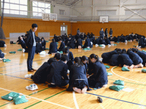 １年次生「百人一首大会」<br>～熱戦繰り広げられる～