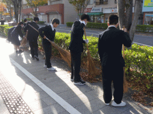 １年次生社会貢献活動<br>笠岡市役所通り清掃活動