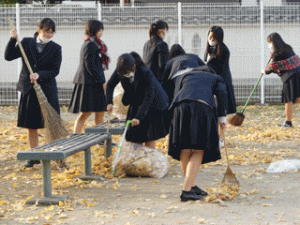 2年生社会貢献活動 <br>～笠岡市役所通り清掃活動～