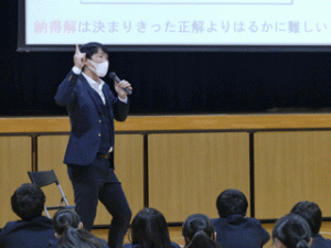 ２年次生「大学・学部・学科リサーチ講演会」