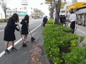 ３年生社会貢献活動・笠岡市役所通り清掃活動